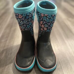 Bogs Kids Boots - Black and Blue Floral